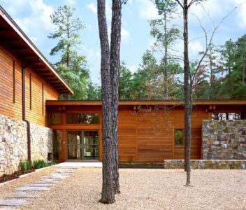 Connected to Nature: A Reclaimed Wood Home in Charlotte, North Carolina Image